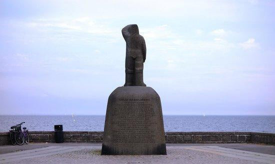 Knud Rasmussen Statue