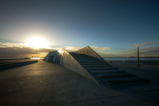 Broen ved Amager Strandpark ved solnedgang.